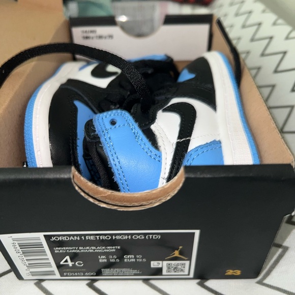 Baby Jordan’s Blue & Black Unc Toes 4C - Picture 3 of 4